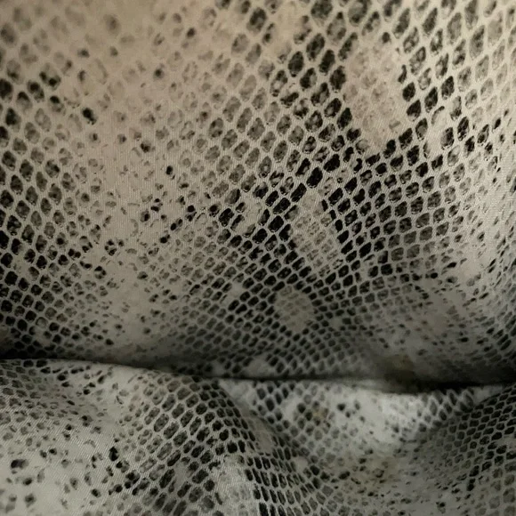 Makeup Junkie Large Sidekick Bag Shade of Onyx Silver Tassel Snakeskin Interior - Picture 7 of 11